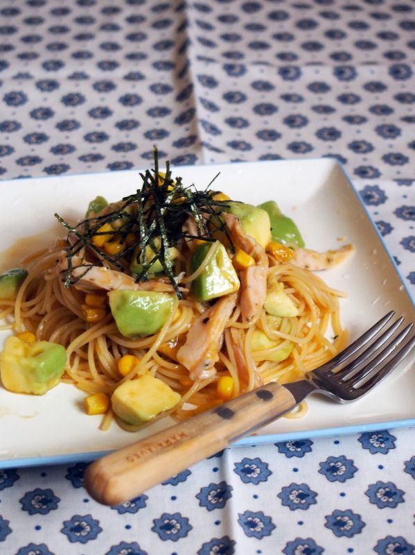 だしパックの出汁を使った アボカドとサラダチキンのバター醤油パスタ 高橋商店